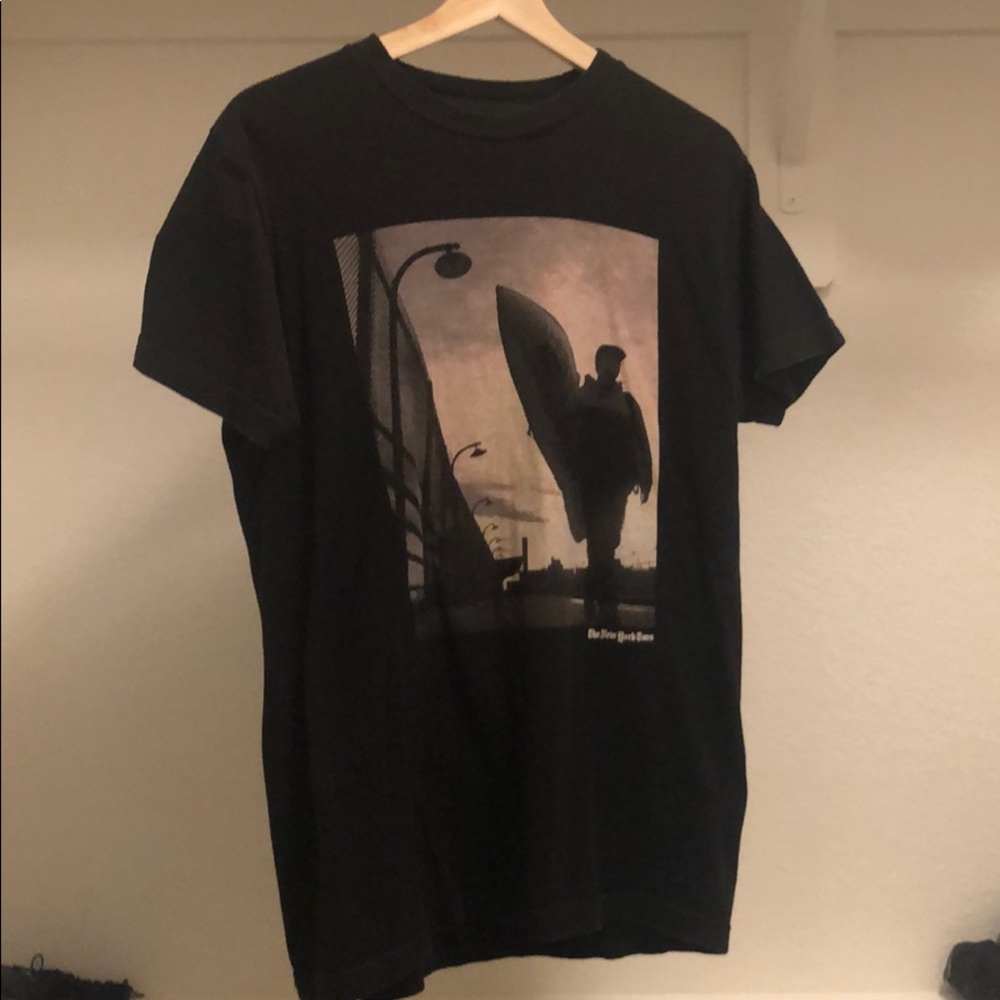 Men’s black T shirt with design.